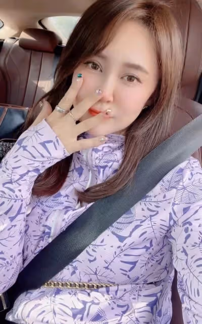 長貴一家四口外出吃大餐,妻子滿身奢侈品太吸睛,前妻女兒也現身