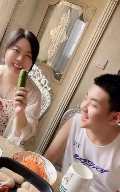 長貴一家四口外出吃大餐,妻子滿身奢侈品太吸睛,前妻女兒也現身