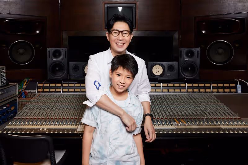 隔3年返家鄉大馬狂吃美食　品冠攜9歲兒子合作公益單曲