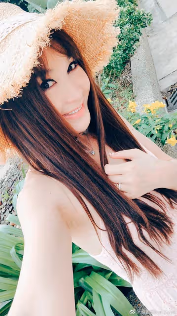 55歲溫碧霞與花爭艷　濾鏡太重手被笑︰綠葉都變白了