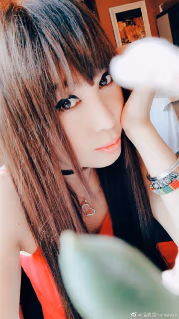 55歲溫碧霞與花爭艷　濾鏡太重手被笑︰綠葉都變白了