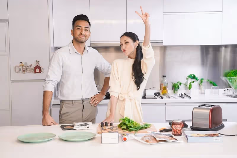 陳凱琳弟弟Derek曬搞怪合照慶父親節　父子外貌成焦點