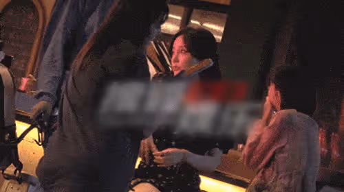 40歲李小璐穿短裙拍視頻，助理蹲下為她換鞋被斥責：你沒有手嗎