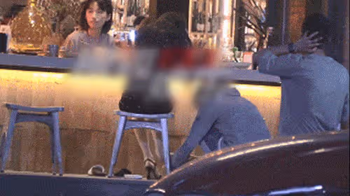 40歲李小璐穿短裙拍視頻，助理蹲下為她換鞋被斥責：你沒有手嗎