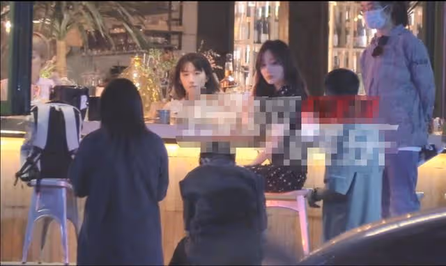 40歲李小璐穿短裙拍視頻，助理蹲下為她換鞋被斥責：你沒有手嗎