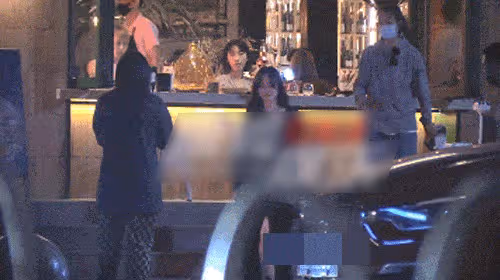 40歲李小璐穿短裙拍視頻，助理蹲下為她換鞋被斥責：你沒有手嗎