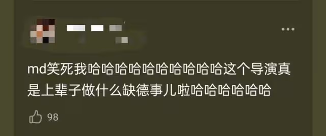 40歲李小璐穿短裙拍視頻，助理蹲下為她換鞋被斥責：你沒有手嗎