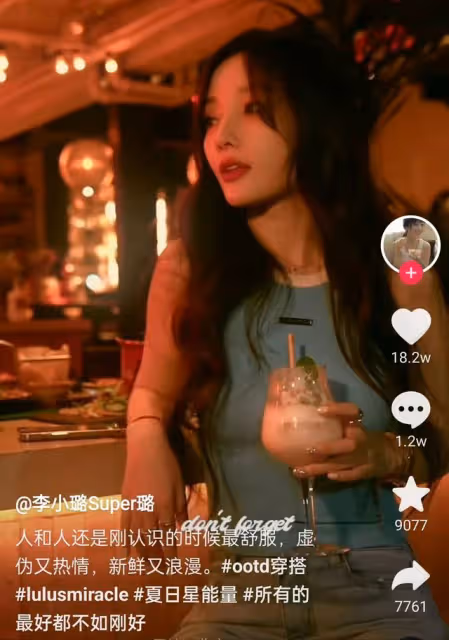 40歲李小璐穿短裙拍視頻，助理蹲下為她換鞋被斥責：你沒有手嗎
