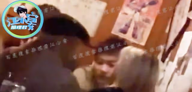 華晨宇帶緋聞女友聚餐！全程緊貼親密熱聊，男方工作女方甜蜜跟隨