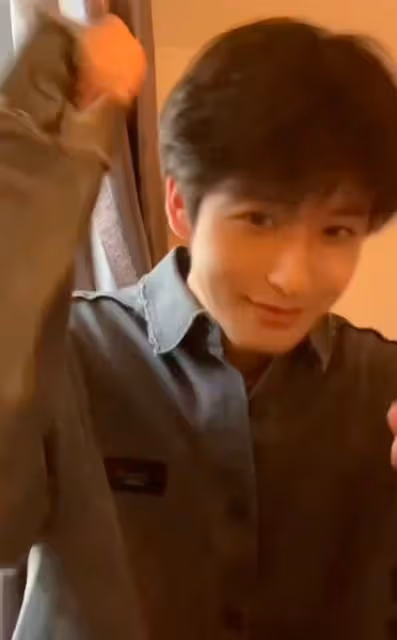 本尊看了都得愣兩秒，小伙長相酷似黃曉明，五官眉眼堪稱複製粘貼