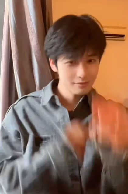 本尊看了都得愣兩秒，小伙長相酷似黃曉明，五官眉眼堪稱複製粘貼