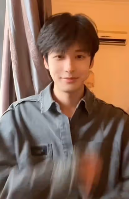 本尊看了都得愣兩秒，小伙長相酷似黃曉明，五官眉眼堪稱複製粘貼