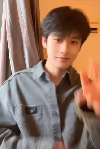 本尊看了都得愣兩秒，小伙長相酷似黃曉明，五官眉眼堪稱複製粘貼