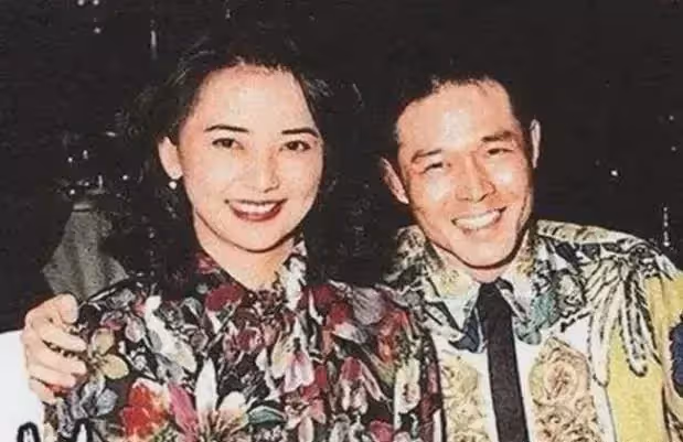 前夫悲慘去世,丈夫入獄,為親侄孫女孫儷頒獎,胡慧中的一生充滿傳奇