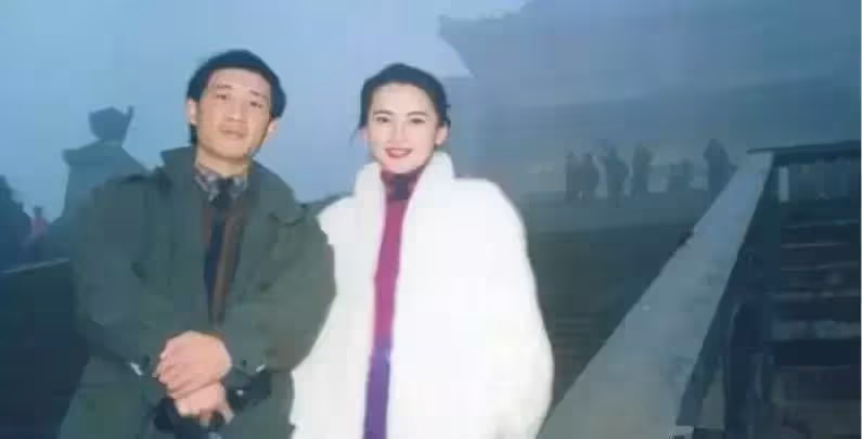 前夫悲慘去世,丈夫入獄,為親侄孫女孫儷頒獎,胡慧中的一生充滿傳奇
