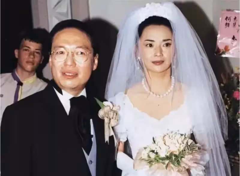 前夫悲慘去世,丈夫入獄,為親侄孫女孫儷頒獎,胡慧中的一生充滿傳奇