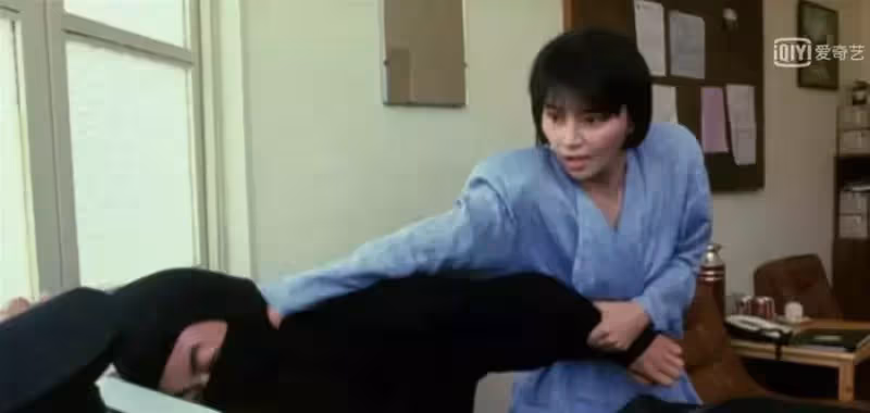前夫悲慘去世,丈夫入獄,為親侄孫女孫儷頒獎,胡慧中的一生充滿傳奇