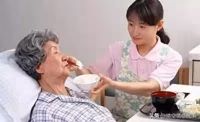 大姑姐為了照顧婆婆住進我家,一周後我就把她趕走了