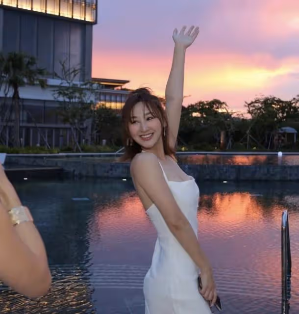 TVB知名女星再曝離巢!到處遊山玩水秀豐滿身材,已一年沒拍新劇
