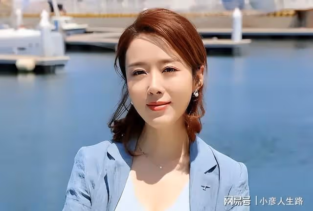 湖南女星顏丹晨:44歲勇敢為小丈夫生兒子,今一家三口幸福滿滿