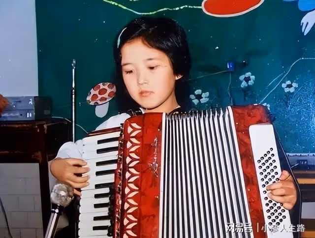湖南女星顏丹晨:44歲勇敢為小丈夫生兒子,今一家三口幸福滿滿