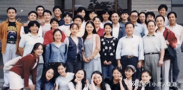 湖南女星顏丹晨:44歲勇敢為小丈夫生兒子,今一家三口幸福滿滿