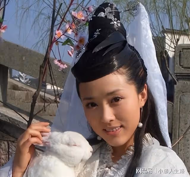 湖南女星顏丹晨:44歲勇敢為小丈夫生兒子,今一家三口幸福滿滿