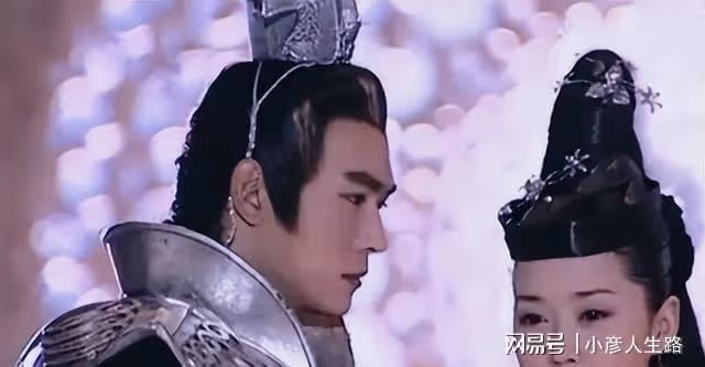 湖南女星顏丹晨:44歲勇敢為小丈夫生兒子,今一家三口幸福滿滿