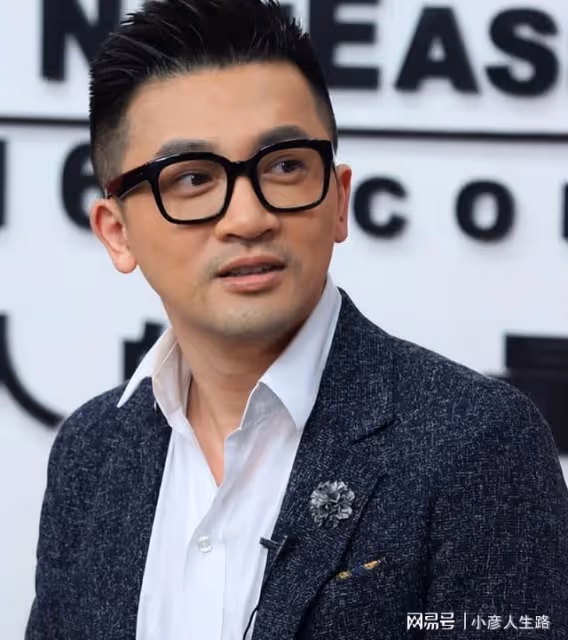 湖南女星顏丹晨:44歲勇敢為小丈夫生兒子,今一家三口幸福滿滿