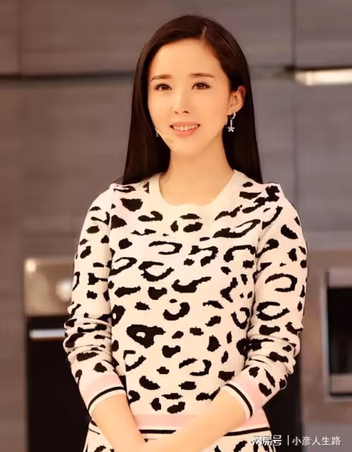 湖南女星顏丹晨:44歲勇敢為小丈夫生兒子,今一家三口幸福滿滿