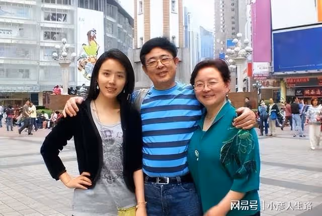 湖南女星顏丹晨:44歲勇敢為小丈夫生兒子,今一家三口幸福滿滿