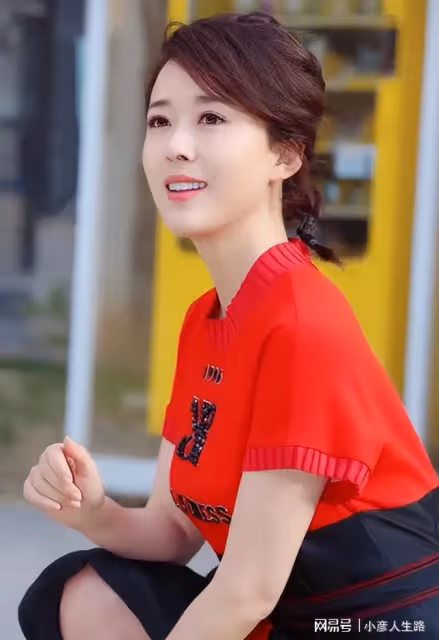 湖南女星顏丹晨:44歲勇敢為小丈夫生兒子,今一家三口幸福滿滿