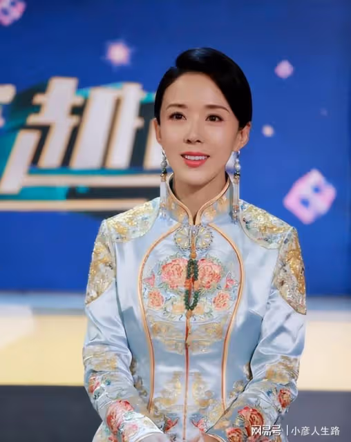 湖南女星顏丹晨:44歲勇敢為小丈夫生兒子,今一家三口幸福滿滿