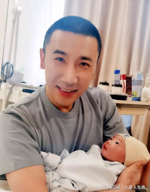湖南女星顏丹晨:44歲勇敢為小丈夫生兒子,今一家三口幸福滿滿