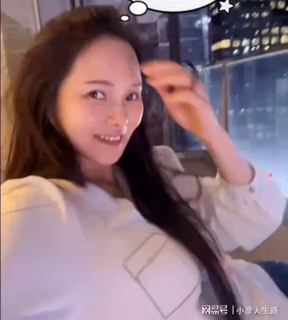 54歲伊能靜與網友合影，真人被贊又瘦又美，比照片更有氣質