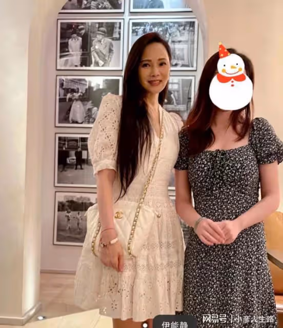 54歲伊能靜與網友合影，真人被贊又瘦又美，比照片更有氣質