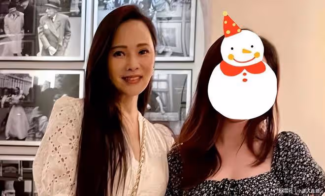 54歲伊能靜與網友合影，真人被贊又瘦又美，比照片更有氣質