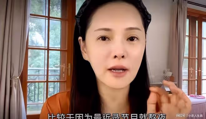 54歲伊能靜與網友合影,真人被贊又瘦又美,比照片更有氣質