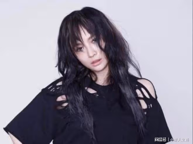 偷偷踢走主唱,找個「替身」炒冷飯賣情懷,如今涼透了?活該