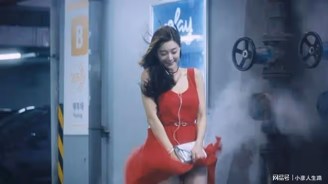 第一美女克拉拉曬海邊照!騰空跳躍表演一字馬,大秀S型完美身材