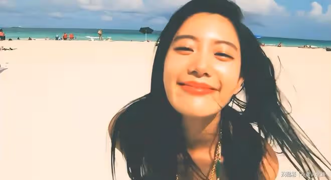 第一美女克拉拉曬海邊照!騰空跳躍表演一字馬,大秀S型完美身材
