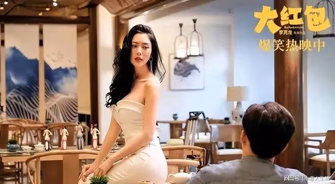 第一美女克拉拉曬海邊照!騰空跳躍表演一字馬,大秀S型完美身材