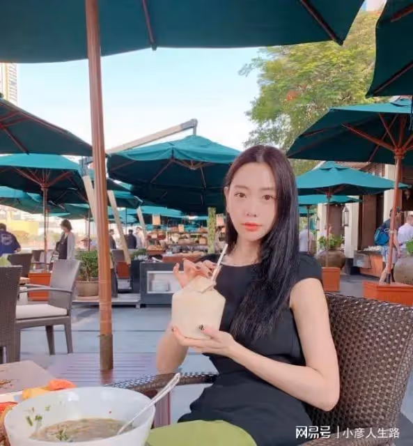 第一美女克拉拉曬海邊照!騰空跳躍表演一字馬,大秀S型完美身材