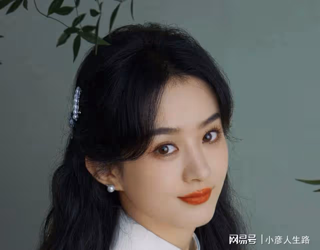 趙麗穎和前夫聚餐,撒嬌女孩引發關注,曾帶著一箱現金來節目