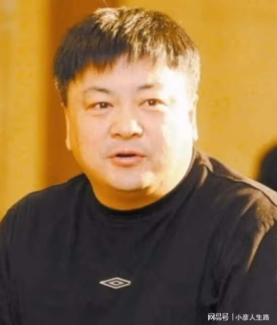 「錢掌柜」洪劍濤：娶8年初戀，48歲出軌已婚女，離婚後再娶前妻