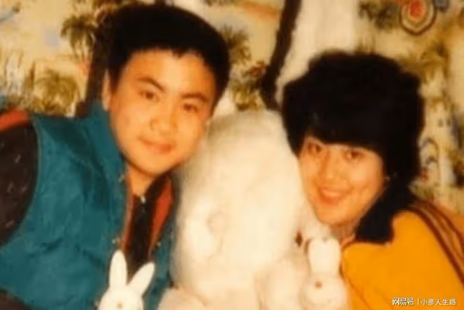 「錢掌柜」洪劍濤:娶8年初戀,48歲出軌已婚女,離婚後再娶前妻