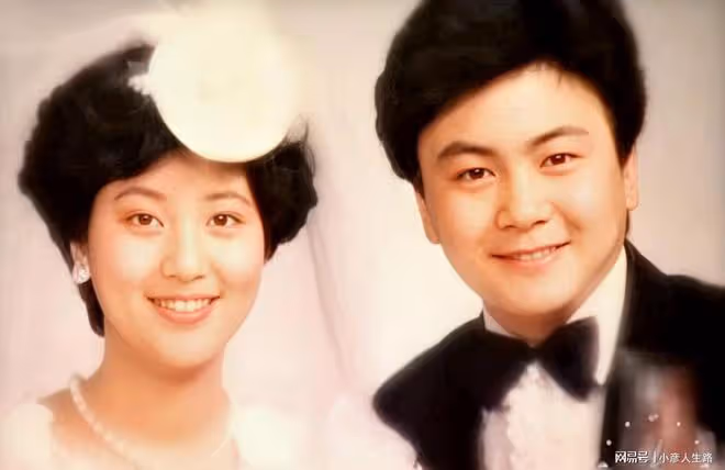 「錢掌柜」洪劍濤:娶8年初戀,48歲出軌已婚女,離婚後再娶前妻