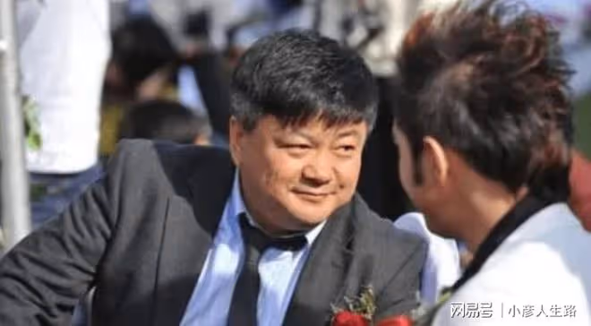 「錢掌柜」洪劍濤:娶8年初戀,48歲出軌已婚女,離婚後再娶前妻