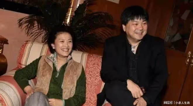 「錢掌柜」洪劍濤:娶8年初戀,48歲出軌已婚女,離婚後再娶前妻