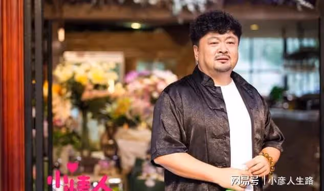 「錢掌柜」洪劍濤:娶8年初戀,48歲出軌已婚女,離婚後再娶前妻